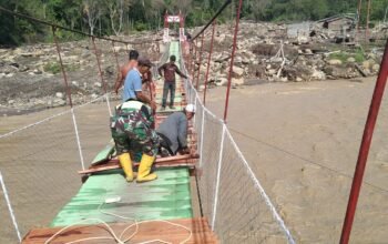 Babinsa Koramil 09/Ketol Bersama Warga Perbaiki Lantai Jembatan Gantung di Desa Burlah