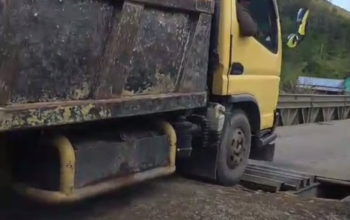 Belum Sepekan Diperbaiki, Jembatan Wih Ilang Kembali Rusak dan Membahayakan Pengguna Jalan