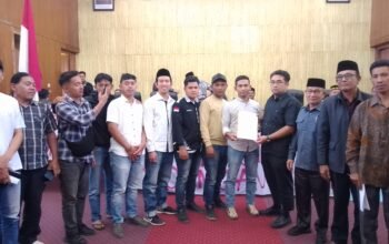 Puluhan Mahasiswa dan Masyarakat Demo di DPRK Bener Meriah, Desak Pembentukan Pansus Dugaan Mark Up Daging Meugang