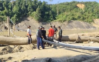 Empat Bulan Dilanda Krisis Air Bersih, Warga Samar Kilang Bangun Kembali Saluran Air Secara Gotong Royong