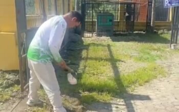 Kendati Bulan Ramadhan Tidak Mengurangi Semangat Gotong Royong Jumat Bersih Puskesmas Isaq Tetap Laksanakan.