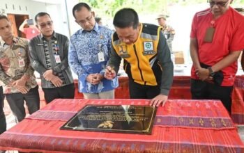 Bupati Humbahas Resmikan Jalan dan Pemasangan Peneng Rumah Program PPKT di Baktiraja
