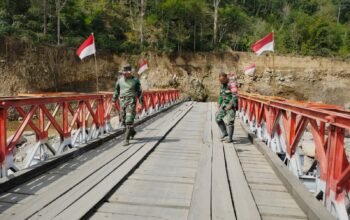 Patroli Babinsa di Silih Nara: Tanggul Jembatan Pelang Terkikis, Akses Masih Aman Dilalui
