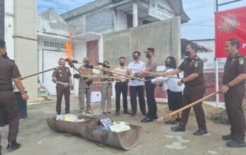 Kantor Kejaksaan Negeri Tapanuli Utara Musnahkan Barang Bukti Narkoba.  ‎