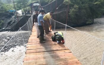 Babinsa Koramil 09/Ketol Bersama Warga Perbaiki Jembatan Gantung Penghubung Empat Desa