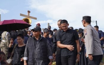 ‎Refleksi Jumat Agung, Bupati Taput Dr. Jonius Taripar Parsaoran Hutabarat Hadiri Visualisasi Jalan Salib di Siatas Barita
