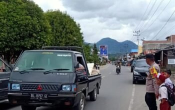 Polisi Hadir di Pagi Hari, Bantu Pelajar Menyeberang di Tengah Padatnya Aktivitas Warga