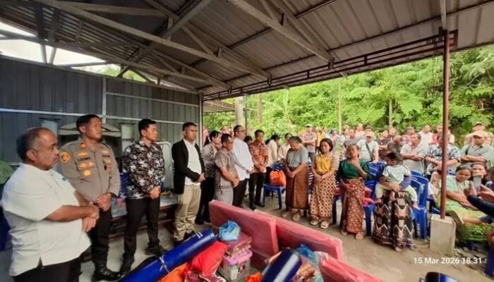 Bupati Tapanuli Utara Dr. Jonius Taripar Parsaoran Hutabarat S.Si, M.Si., menyerahkan bantuan kepada warga yang terdampak musibah kebakaran