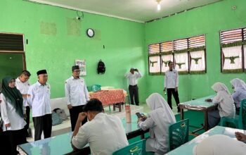 Kankemenag Aceh Singkil Pantau Ujian Madrasah Berbasis Android di MAN Aceh Singkil.