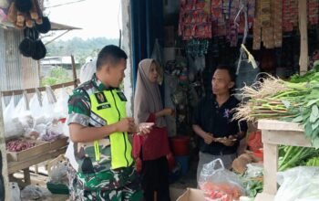 Babinsa Serda Agus Pantau Harga Sembako di Pasar, Kondisi Masih Stabil