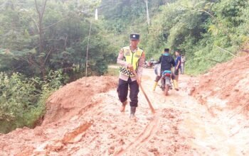Longsor Susulan Tutup Akses Jalan di Rusip Antara, Polisi dan Warga Bergerak Cepat Lakukan Pembersihan