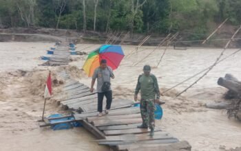 Debit Air Sungai Meningkat, Babinsa Koramil 05/Linge Pantau Jembatan Apung di Reje Payung