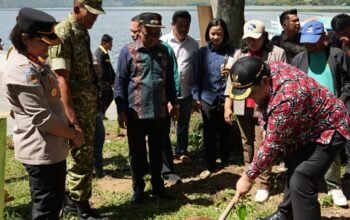 Jaga Ekosistem Danau Toba, Bupati Samosir  bersama Yayasan Pusuk Buhit Tebar 1.000 Bibit Ikan dan Tanam 1.000 Pohon