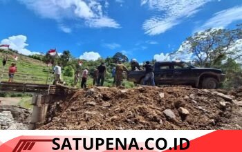 Pemerintah bersama warga Gotong-Royong Memperbaiki Abutment Jembatan Aek Sipoti di Onan Ganjang.