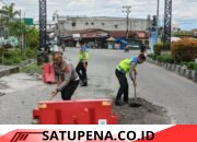 Aksi Nyata Polisi Viral, Sat Lantas Polres Bener Meriah Tambal Jalan Berlubang Demi Keselamatan Pengendara