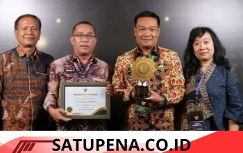 Pemerintah Kabupaten Humbang Hasundutan Raih Penghargaan UHC Award 2026  JAKARTA.  Bupati Humbang Hasundutan Dr Oloan Paniaran Nababan SH MH menerima penghargaan UHC (Universal Health Coverage) Award 2026 Kategori Pratama  sebagai bentuk apresiasi atas keberhasilan Kabupaten Humbang Hasundutan dalam memperluas cakupan kepesertaan program JKN (Jaminan Kesehatan Nasional).   Penghargaan dari Badan Penyelenggara Jaminan Sosial (BPJS) Kesehatan itu diserahkan Menko Bidang Pemberdayaan Masyarakat RI Muhaimin Iskandar dalam acara Deklarasi dan Pencanangan UHC serta Penghargaan Pemerintah Daerah Tahun 2026 di JIExpo Kemayoran Jakarta, Selasa 27 Januari 2026.  Ikut hadir dari Kabupaten Humbang Hasundutan antara lain Sekda Chiristison Rudianto Marbun, Kadis Kesehatan P2KB Alexander Gultom, Kadis PMPTSP Sabar Lampos Purba termasuk Kepala BPJS Ester Maria Susan Sitompul.  Dalam acara itu, ada 317 kabupaten/kota yang mengikuti UHC Award termasuk didalamnya Kabupaten Humbang Hasundutan dan 31 provinsi.   Muhaimin Iskandar mengucapkan terima kasih untuk Pemerintah Provinsi dan Pemerintah Daerah kabupaten/kota atas capaian UHC 2026. Penghargaaan yang diterima  sebagai bukti dan tanggung jawab atas akses pelayanan kesehatan kepada masyarakat dan kehadiran pemerintah di tengah-tengah masyarakat. Muhaimin Iskandar juga berharap agar Pemerintah Daerah semakin meningkatkan cakupan kepesertaan dan keaktifan kepesertaan BPJS Kesehatan. Sehingga  apa yang menjadi amanat UUD 1945 dan RPJMN 2025-2029 bisa dipenuhi.    Berdasarkan data, cakupan kepesertaan JKN di Kabupaten Humbang Hasundutan mencapai 209.088 (98,77%) dengan  tingkat keaktifan peserta JKN 173.198 (81.82%).  Target RPJMN 2025-2029 untuk UHC 98,6% dan tingkat keaktifan 80%.   Dr Oloan Paniaran Nababan menyampaikan bahwa penghargaan dan capaian itu merupakan hasil kerja bersama seluruh pihak. Merupakan wujud nyata semangat gotong royong dalam membangun masyarakat yang lebih sehat dan sejahtera.