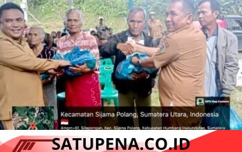 Pemkab Humbang Hasundutan Serahkan Bantuan Sembako kepada Masyarakat Terdampak Bencana di Kecamatan Sijamapolang.