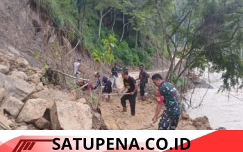 Pasca Banjir, Babinsa Koramil 07/Blangjerango Bersama Warga Laksanakan Karya Bakti di Desa Ketukah