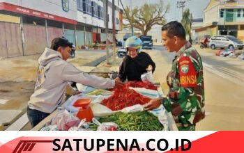 Babinsa Serda Defril Turun ke Pasar, Pastikan Harga Sembako di Kuala Simpang Tetap Stabil