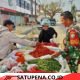 Babinsa Serda Defril Turun ke Pasar, Pastikan Harga Sembako di Kuala Simpang Tetap Stabil