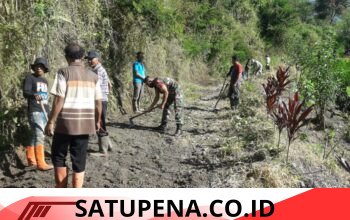 Babinsa Koramil 02/Bebesen Gotong Royong Bersama Warga Bersihkan Jalan Usaha Tani