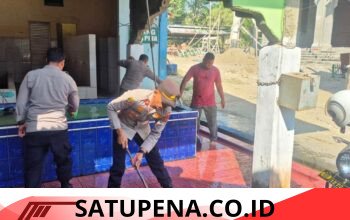 Kapolsek Peudawa Turun Langsung Bersihkan Masjid, Perkuat Kedekatan dengan Warga