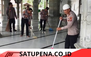 Kapolsek Idi Tunong Pimpin Aksi Bersih Masjid, Pererat Sinergi Polri dan Masyarakat
