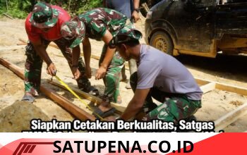 Tak Hiraukan Terik Matahari, Satgas TMMD Tetap Fokus Kerjakan Mal Pelat Beton di Desa Suka Makmur