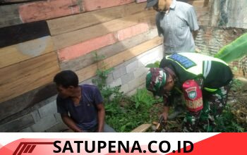 Babinsa Koramil 04/Bintang Bantu Warga Perbaiki Rumah di Desa Bewang