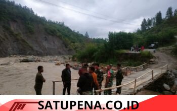 Babinsa Dampingi TNI AD Survei Jembatan Rusak di Silih Nara, Akses Warga Segera Dibuka