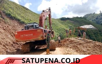 Babinsa Koramil 10/Celala Dampingi Pembersihan Jalan di Desa Kuyun Uken