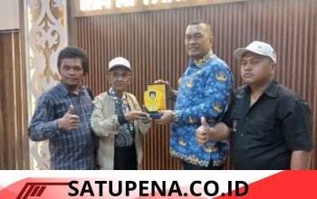DPC Akpersi Kabupaten Toba Serahkan Plakat Cinderamata kepada Bupati sebagai Bentuk Apresiasi.