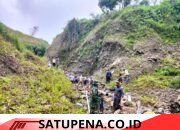 Babinsa Koramil 08/SN Gotong Royong Bantu Warga Pasang Pipa Air Bersih di Silih Nara