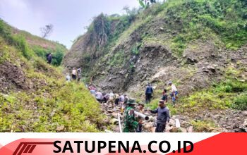 Babinsa Koramil 08/SN Gotong Royong Bantu Warga Pasang Pipa Air Bersih di Silih Nara
