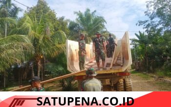 Jiwa Tangguh Satgas TMMD Ke-128 Angkut Material, Percepat Pembangunan Jembatan Plat Beton di Suka Makmur