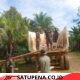 Jiwa Tangguh Satgas TMMD Ke-128 Angkut Material, Percepat Pembangunan Jembatan Plat Beton di Suka Makmur
