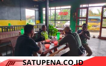 Babinsa Koramil 07/Atu Lintang Pererat Silaturahmi dengan Warga Lewat Komsos