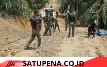 Satgas TMMD ke-128 Kodim 0117/Aceh Tamiang Bersama Warga Gotong Royong Ratakan Sirtu untuk Pembukaan Jalan Baru