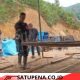 Babinsa Koramil 01/Lut Tawar Gelar Karya Bakti Bersama Warga di Paya Reje