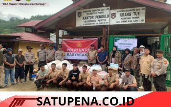 Solidaritas, SMAN 1 Blangkejeren dan Polres Gayo Lues Bagi Sembako Kepada Warga Desa Pertik