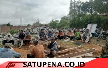 Babinsa Koramil 07/Atu Lintang Gotong Royong Bersama Warga Bantu Pengecoran Pondasi Rumah