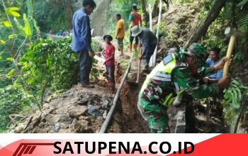 Babinsa Koramil 08/Silih Nara Bersama Warga Gotong Royong Perbaiki Pipa Air Bersih