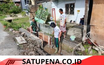Babinsa Lut Tawar Turun Tangan, Perbaiki Parit Warga di Kebayakan