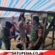 Babinsa Koramil 07/Atu Lintang Komsos Bersama Warga Saat Pemotongan Hewan Kurban