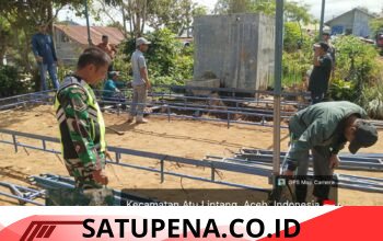 Babinsa Koramil 07/Atu Lintang Gotong Royong Bersama Warga di Desa Merah Mege