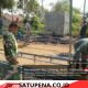 Babinsa Koramil 07/Atu Lintang Gotong Royong Bersama Warga di Desa Merah Mege