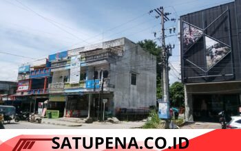 Pusat Kota Balige Dikeluhkan, Tumpukan Kabel di Tiang Listrik Coreng Estetika Wisata.