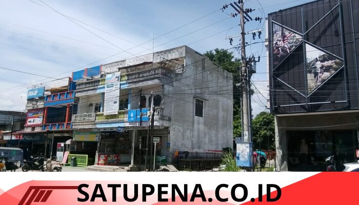 Pusat Kota Balige Dikeluhkan, Tumpukan Kabel di Tiang Listrik Coreng Estetika Wisata.