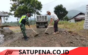 Babinsa Koramil 06/Jagong Gelar Karya Bakti Bersama Warga di Berawang Dewal