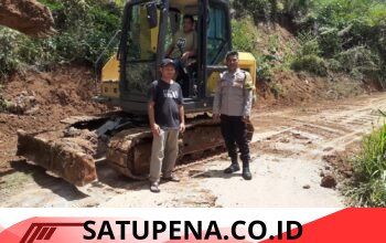 Warga Bersihkan Material Longsor Secara Swadaya, Demi Keselamatan Pengguna Jalan